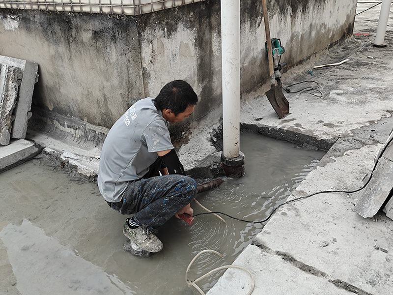 楼顶排水管道周边渗水