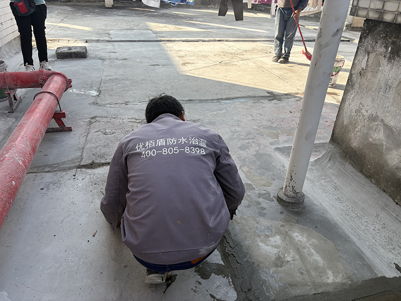 顶楼漏水维修处理